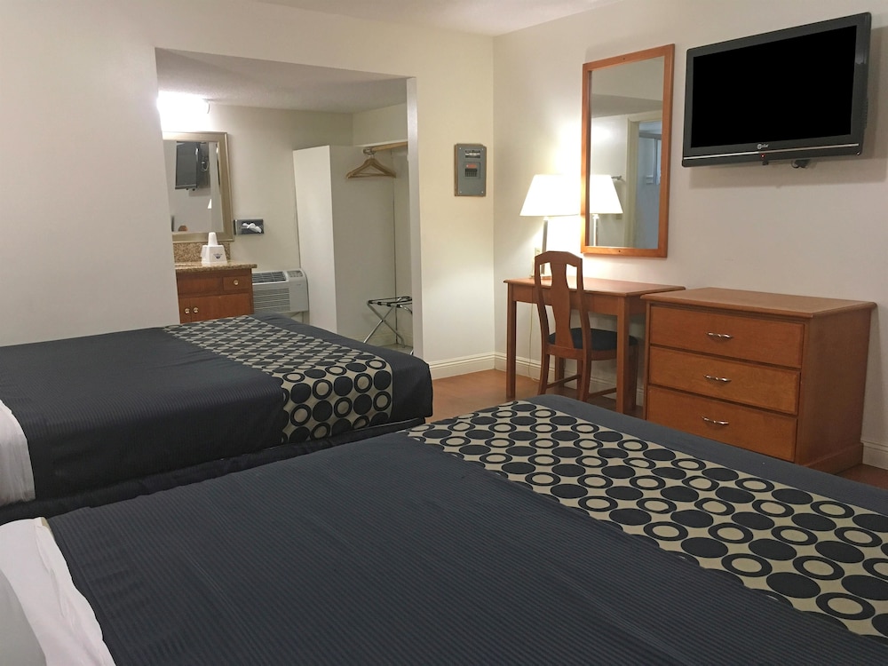 Suite, 2 Bedrooms, Non Smoking (3 Double Beds) - Photo 2
