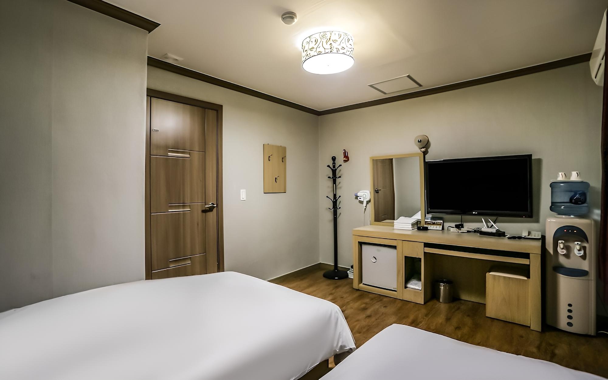 Room (Twin) - Photo 8