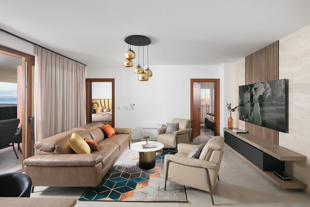 Deluxe Apartment, 2 Bedrooms, Pool Access, Sea View