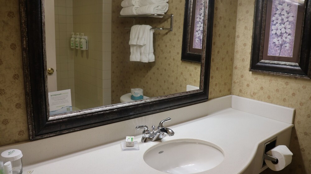 Standard Room, 2 Queen Beds - Photo 4