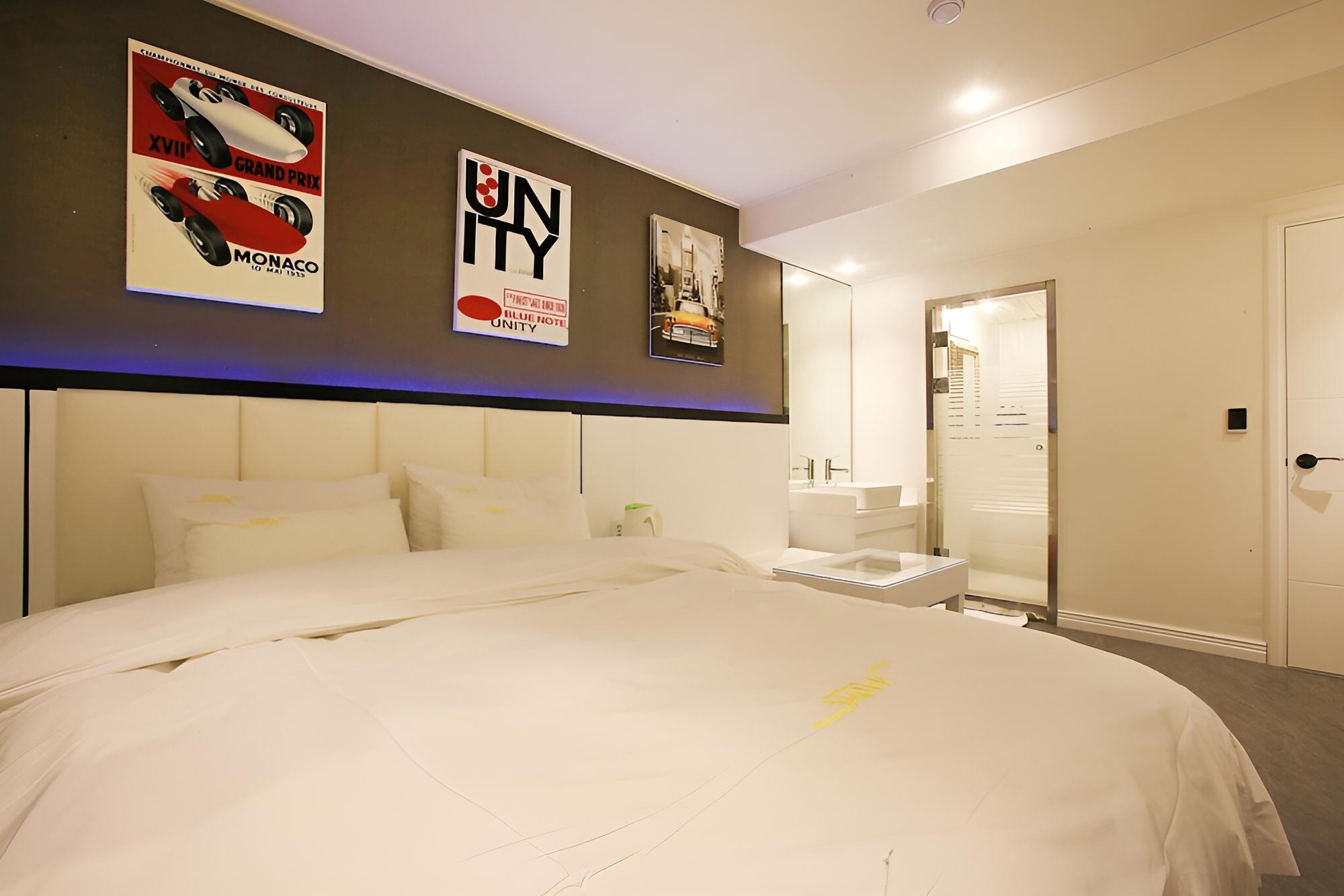 Room (Modern) - Photo 5