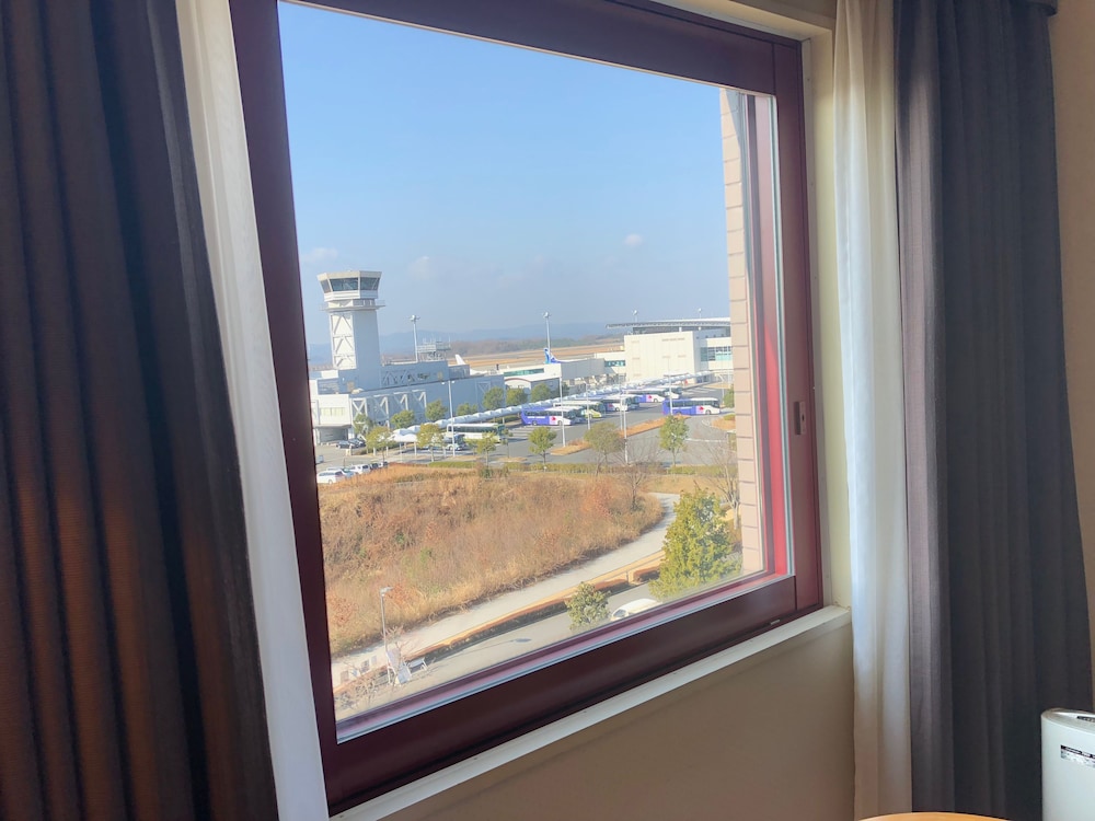 Airport View Suite Room - Photo 4