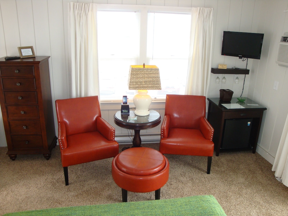 Room, 1 King Bed, Balcony, Beach View photo 2