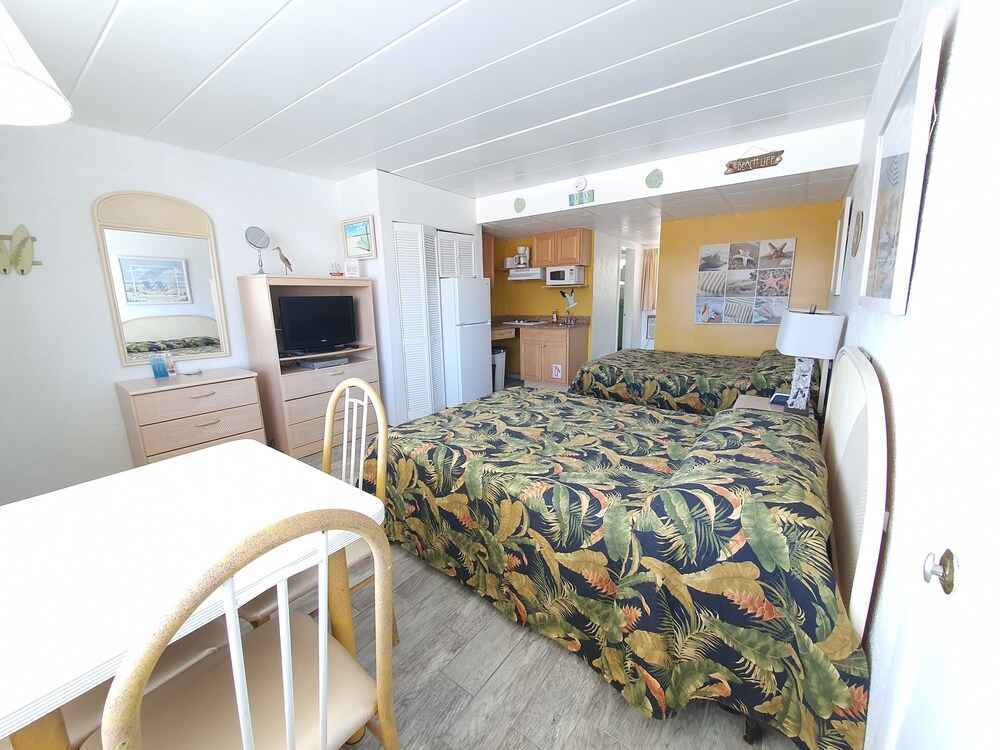 Family Studio Suite, Kitchenette, Pool View photo 1