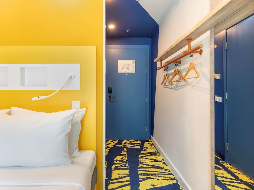 Standard Room, 1 Queen Bed - Photo 6