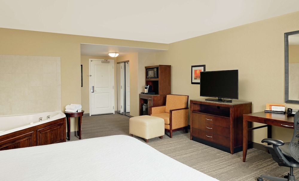 One King Bed, with Jetted Tub photo 3