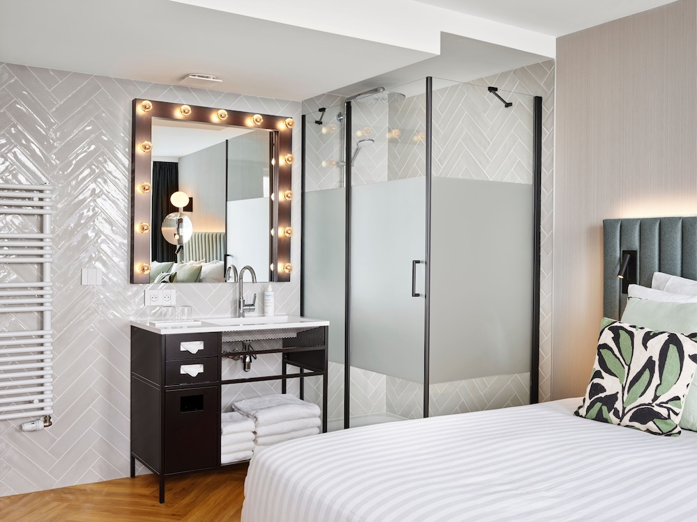 Deluxe Double Room City View High Floor thumbnail 6