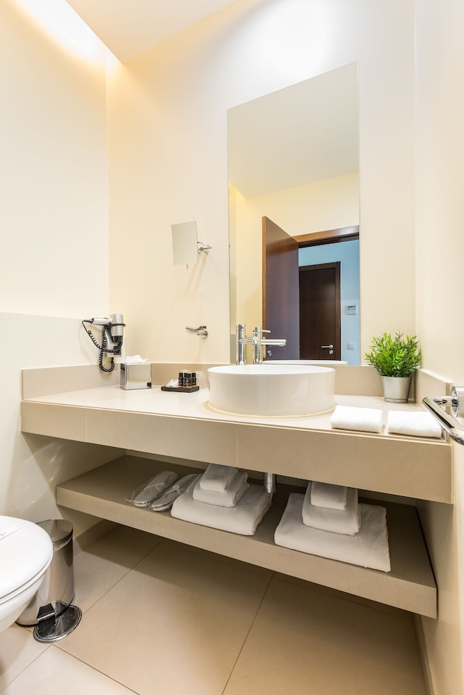 Suite, 3 Bedrooms - Photo 12