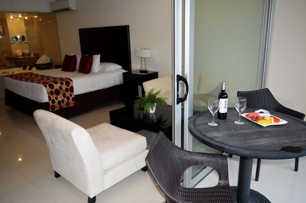 Luxury Suite, 1 King Bed, Pool View photo 2