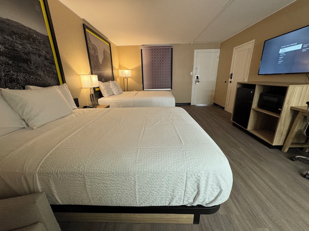 Room, 2 Queen Beds, Non Smoking - Photo 6