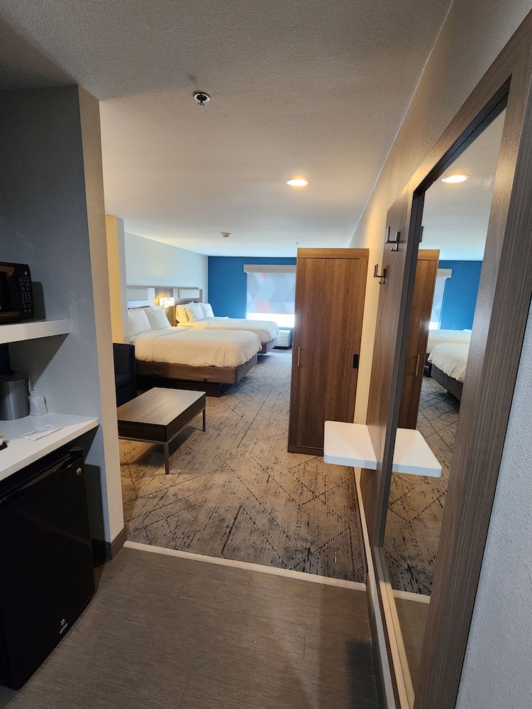 Suite, 2 Queen Beds - Photo 11