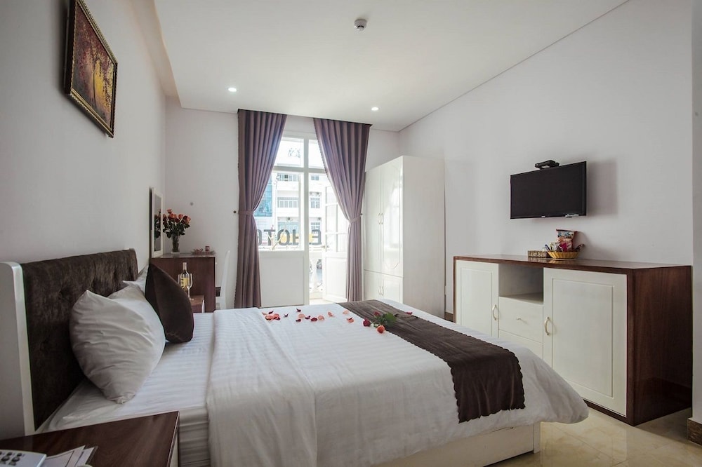 Deluxe Room - Photo 11