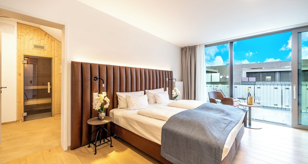 Junior Suite, 1 King Bed, Sauna - Photo 1
