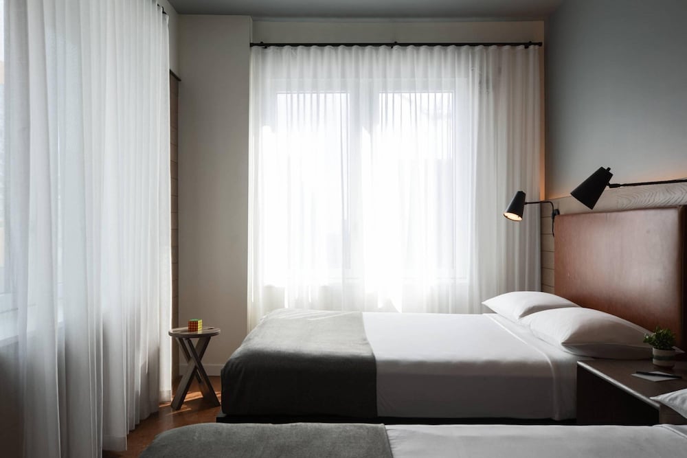 Room, 2 Queen Beds (Mobility/Hearing Access, Roll-In Shwr)