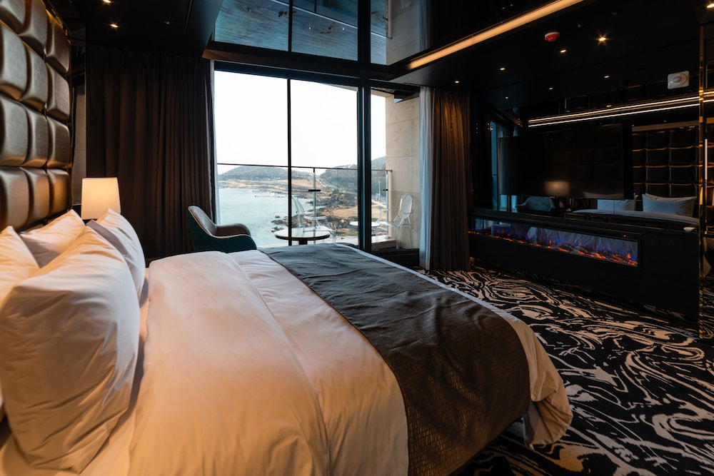 Executive Ocean Terrace - Photo 5