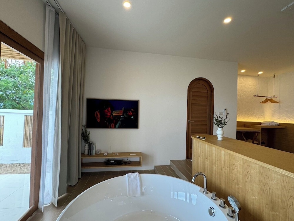 Grand Private Beachfront Villa - Photo 3
