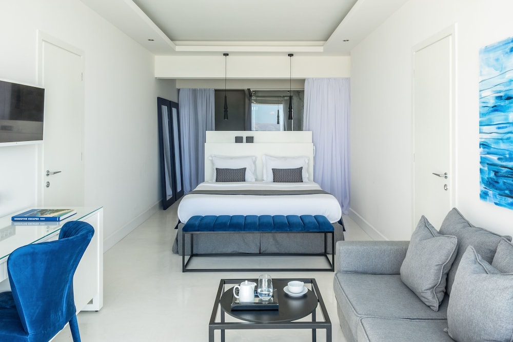 Island Suite Seafront with Private Heated Pool and Beach Access