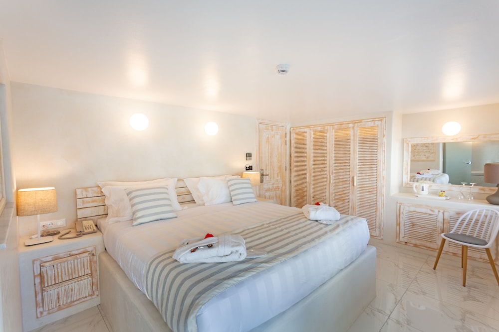 City Suite, 1 King Bed, Pool View photo 1