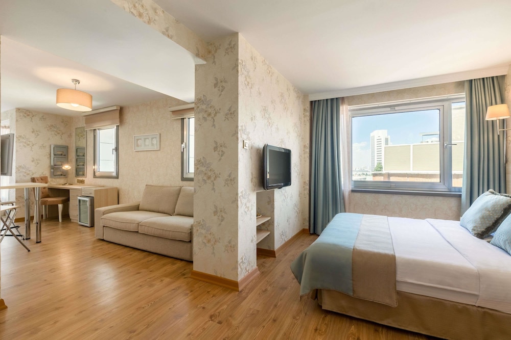 Suite, 1 Double Bed - Photo 12