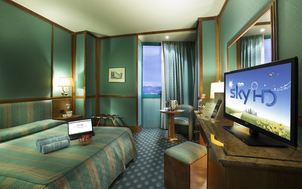 Senior Suite, 1 Queen Bed - Photo 2