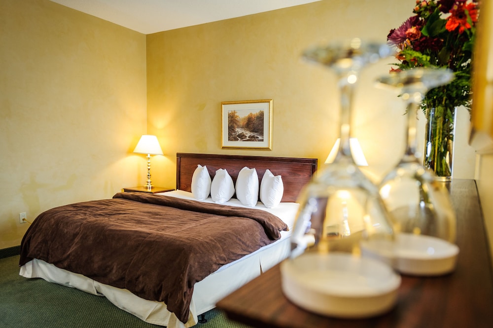Signature Suite, 1 King Bed - Photo 5