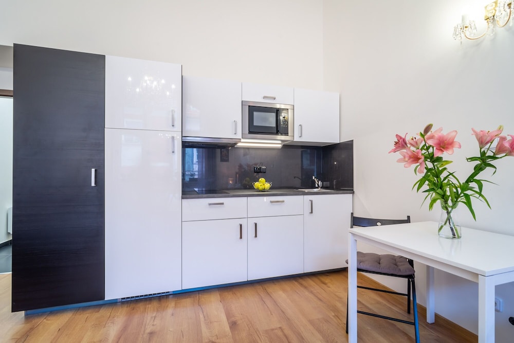 Family Studio, 1 Queen Bed with Sofa bed, Kitchenette, Courtyard View thumbnail 5