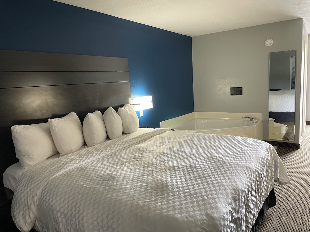 Romantic Room, 1 King Bed, Smoking, Jetted Tub photo 1