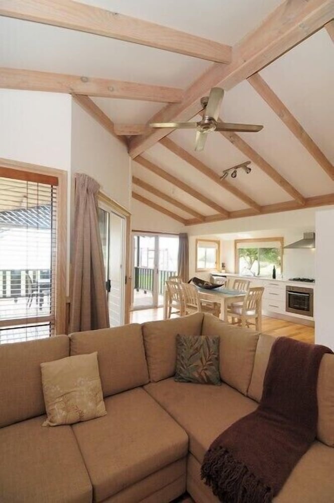 Large Beachside Spa Cabin photo 2