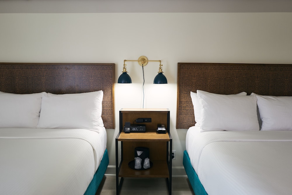 Deluxe Room, 2 Queen Beds, Non Smoking, Pool Access photo 2