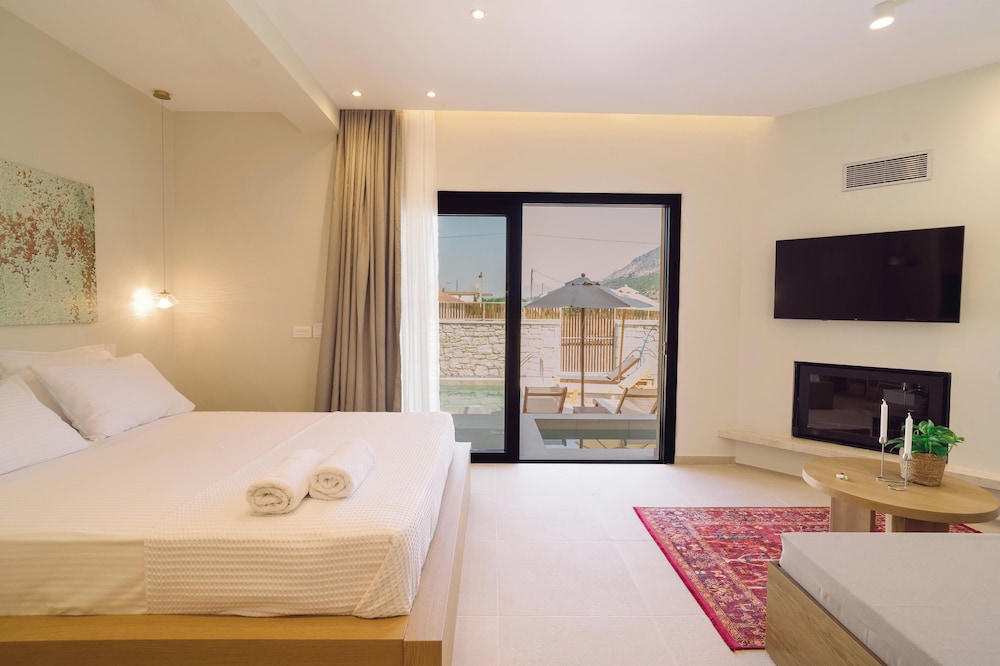 Deluxe Studio Suite, Pool View