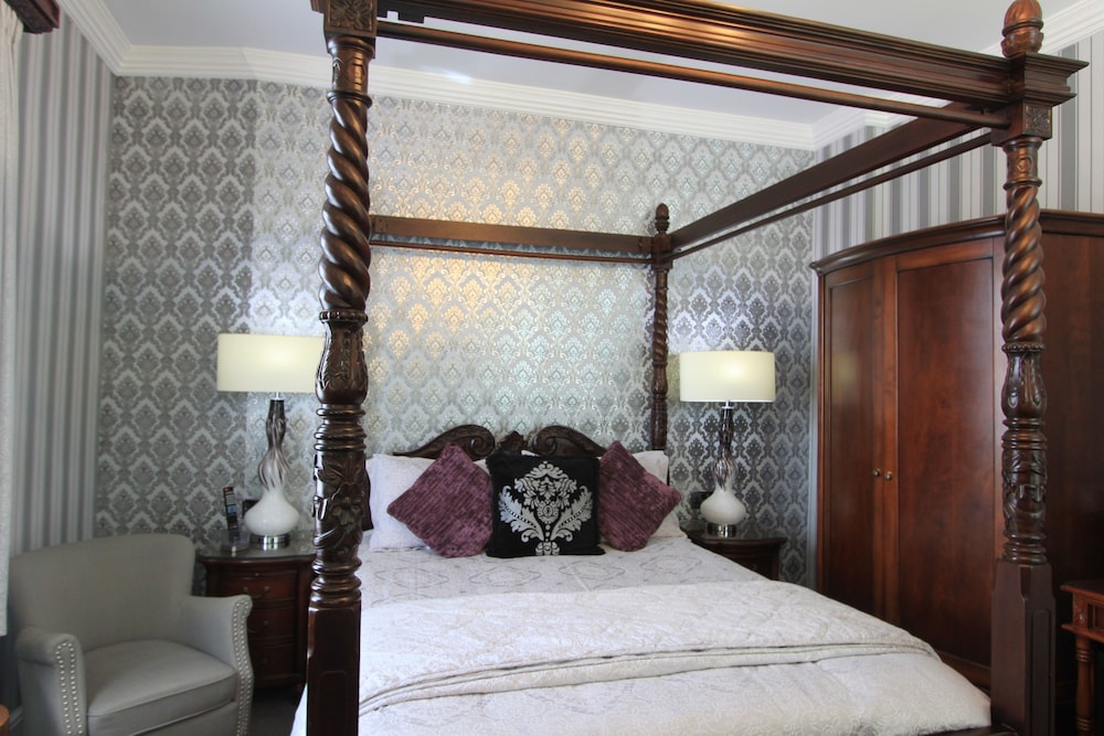 Luxury Double Room, Ensuite (Four Poster Queen Anne) photo 2