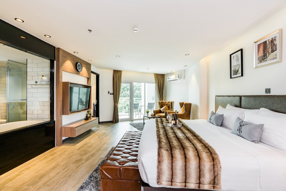 Junior Suite, 1 King Bed, Balcony photo 2