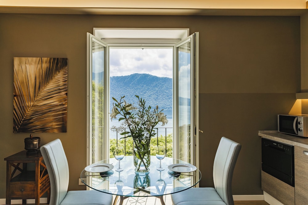 Romantic Apartment, 1 Double Bed, Patio, Lake View photo 1
