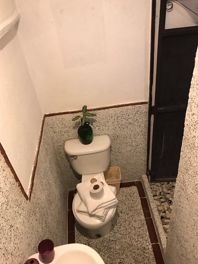 Basic Single Room, 1 Twin Bed, Non Smoking, Shared Bathroom photo 2