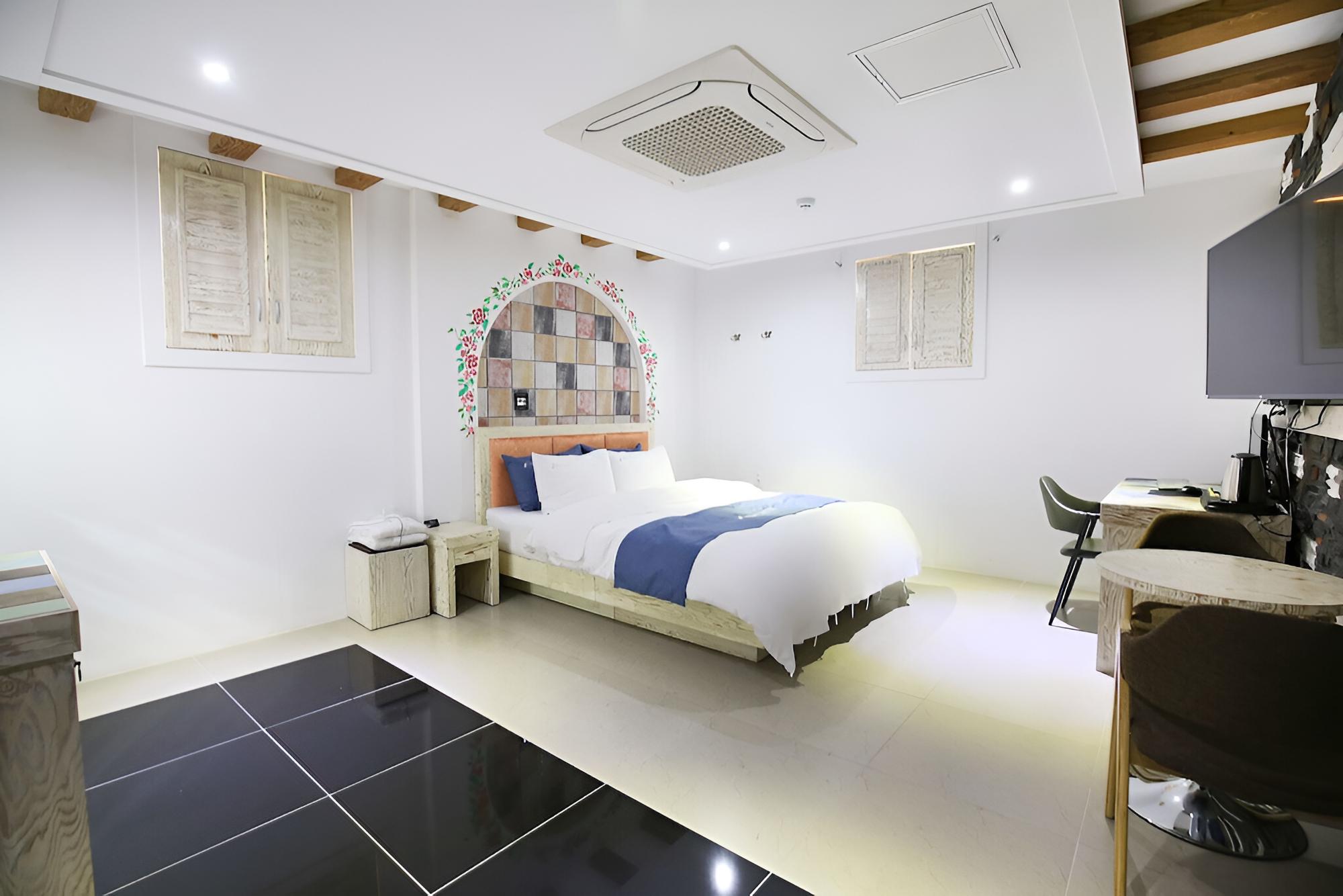 Room (Standard Room) - Photo 2