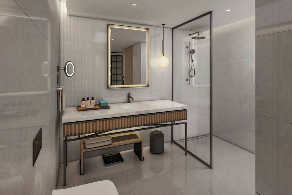 Signature Room, 1 King Bed, City View - Photo 3