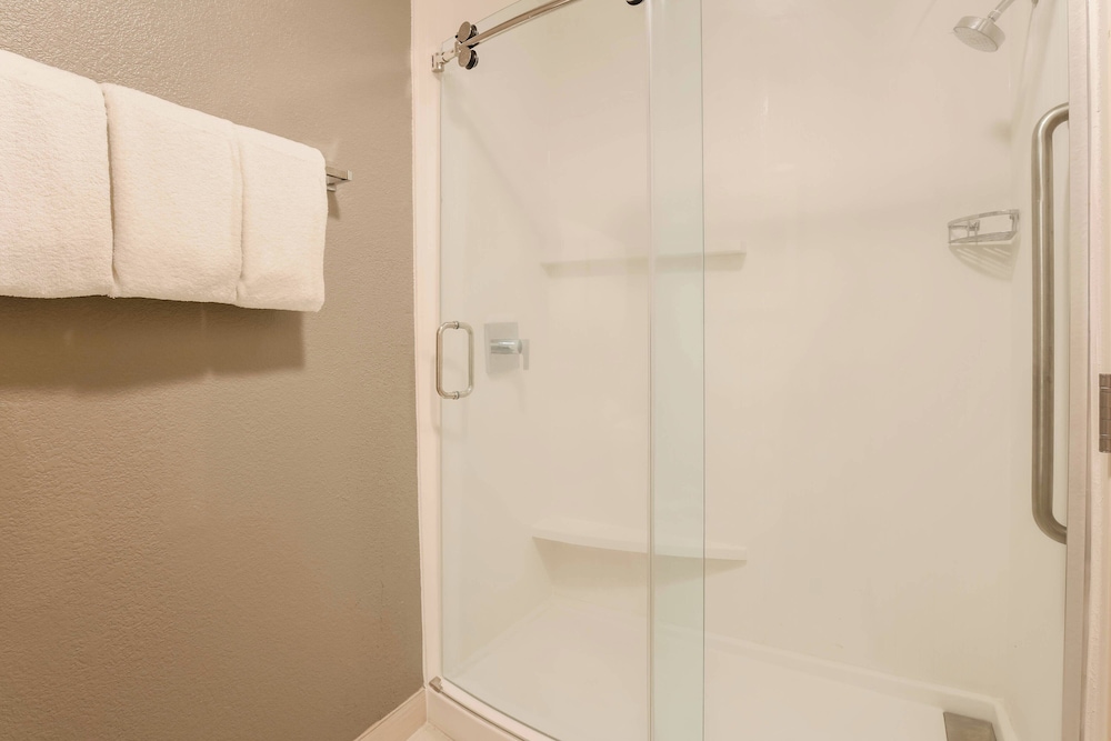 Room, 2 Queen Beds (Hearing Accessible) - Photo 6