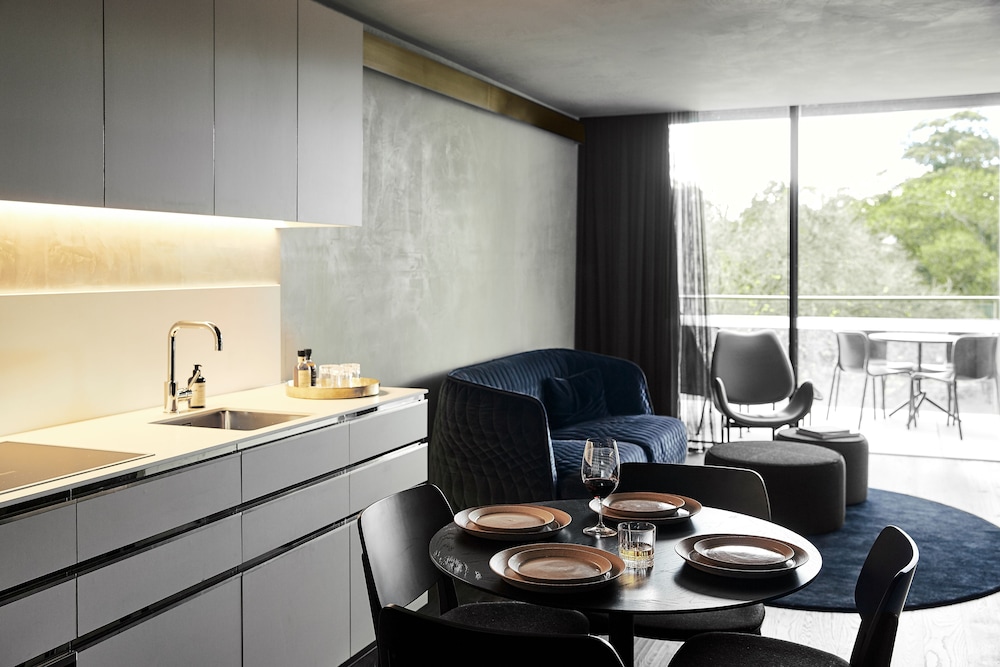 Two Bedroom Garden Suite - Photo 5