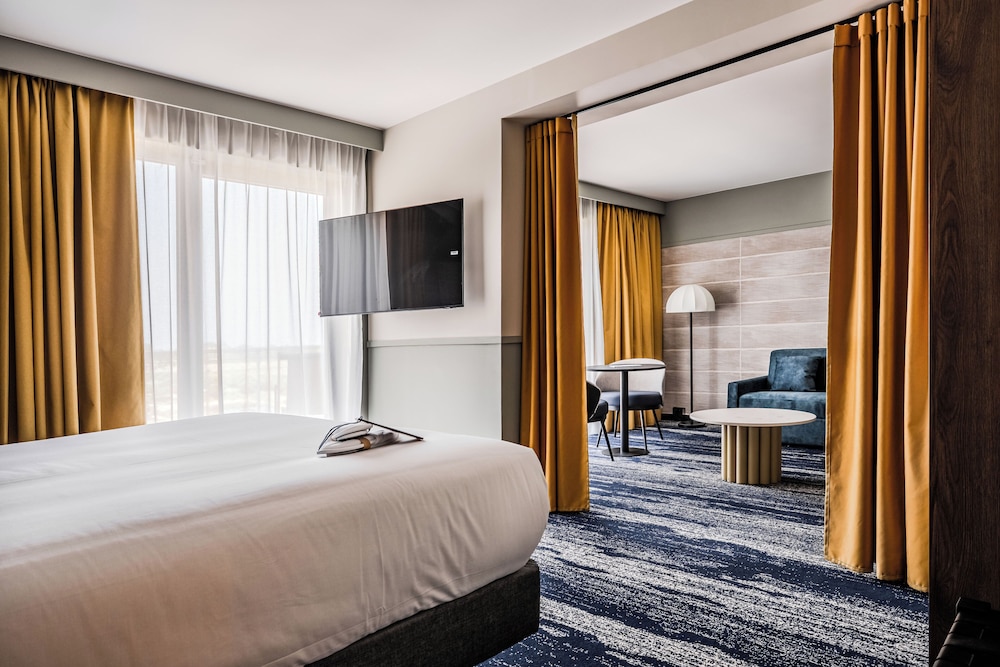 Suite - Photo 1