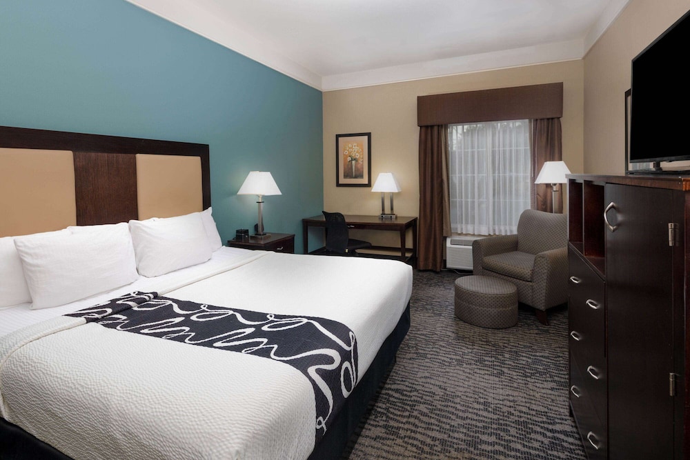Deluxe Room, 1 King Bed, Non Smoking - Photo 2