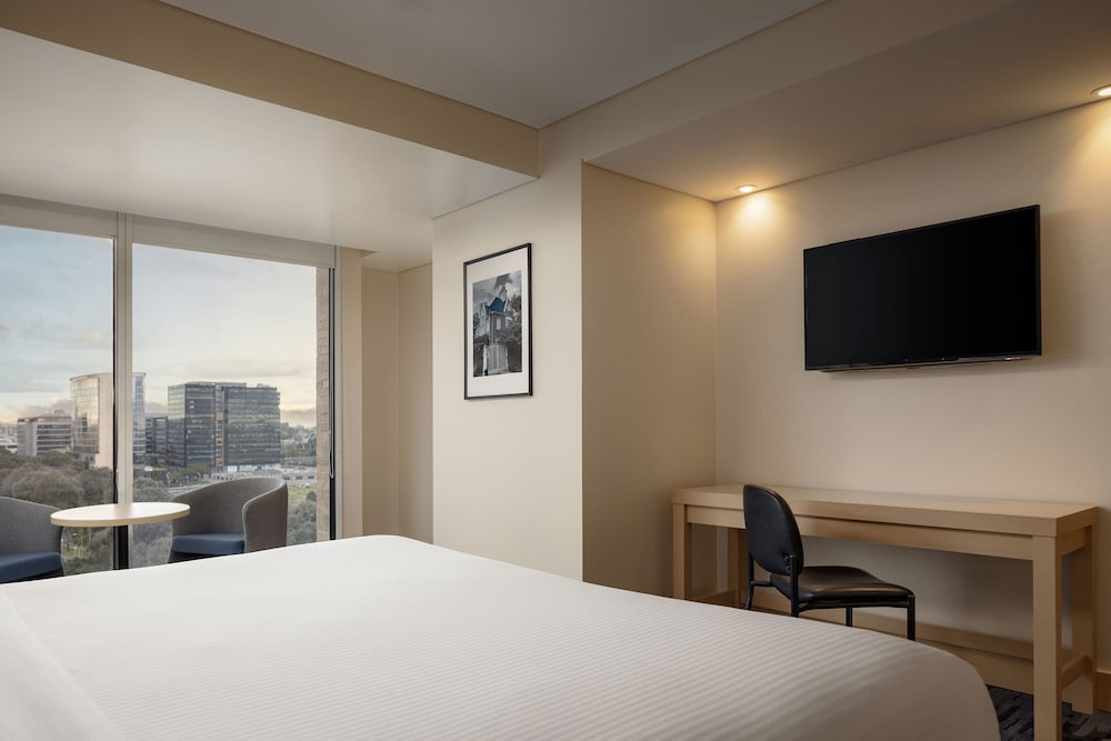 Premium Room, 1 King Bed - Photo 4