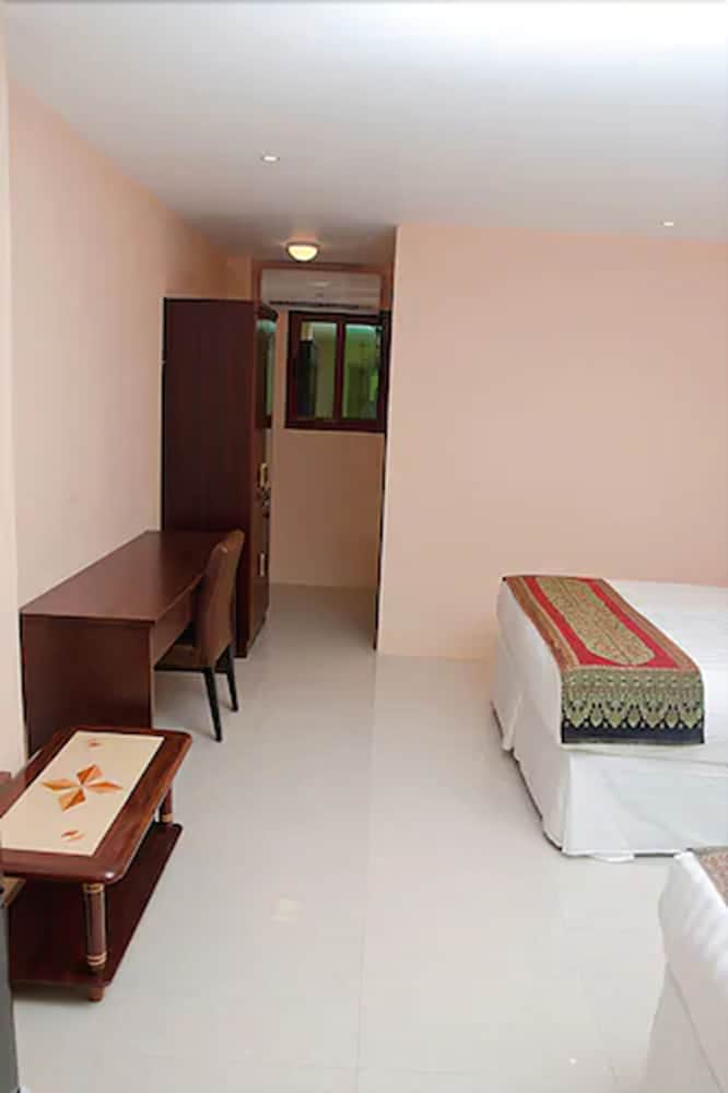 Deluxe Single Room, 1 Queen Bed photo 2