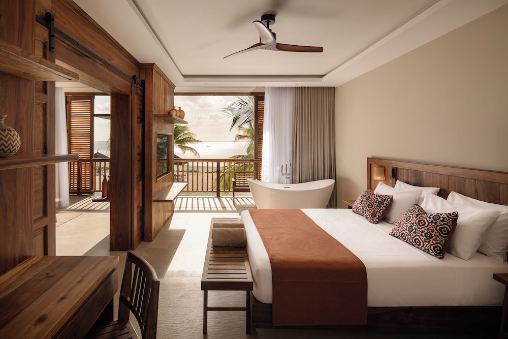 Royal Suite (2 King Beds, Front Ocean View)