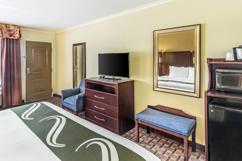 Standard Room, 1 King Bed, Non Smoking - Photo 3