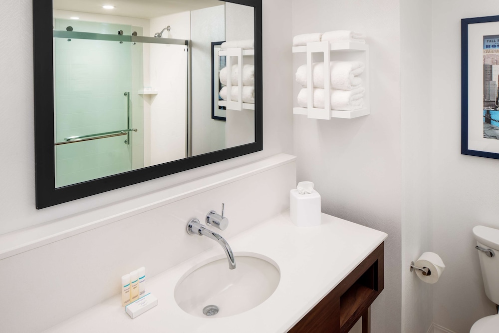 Premium Room, 2 Queen Beds, Accessible (Water View, Hearing) thumbnail 5