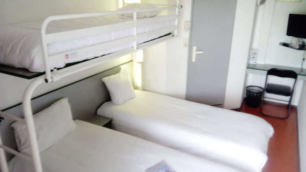 Standard Room, 3 Twin Beds photo 3