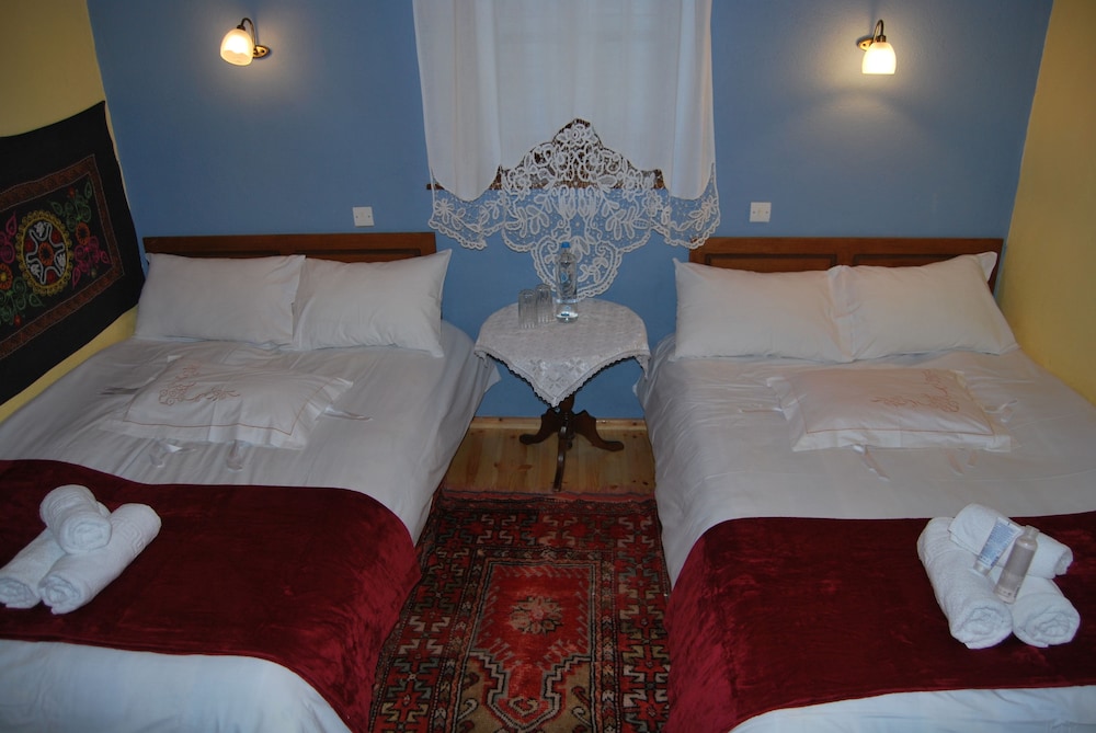 Traditional Quadruple Room, 2 Double Beds, Non Smoking photo 3