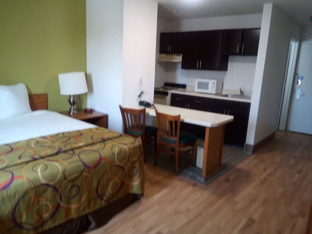 Basic Room, 1 Queen Bed, Non Smoking - Photo 7
