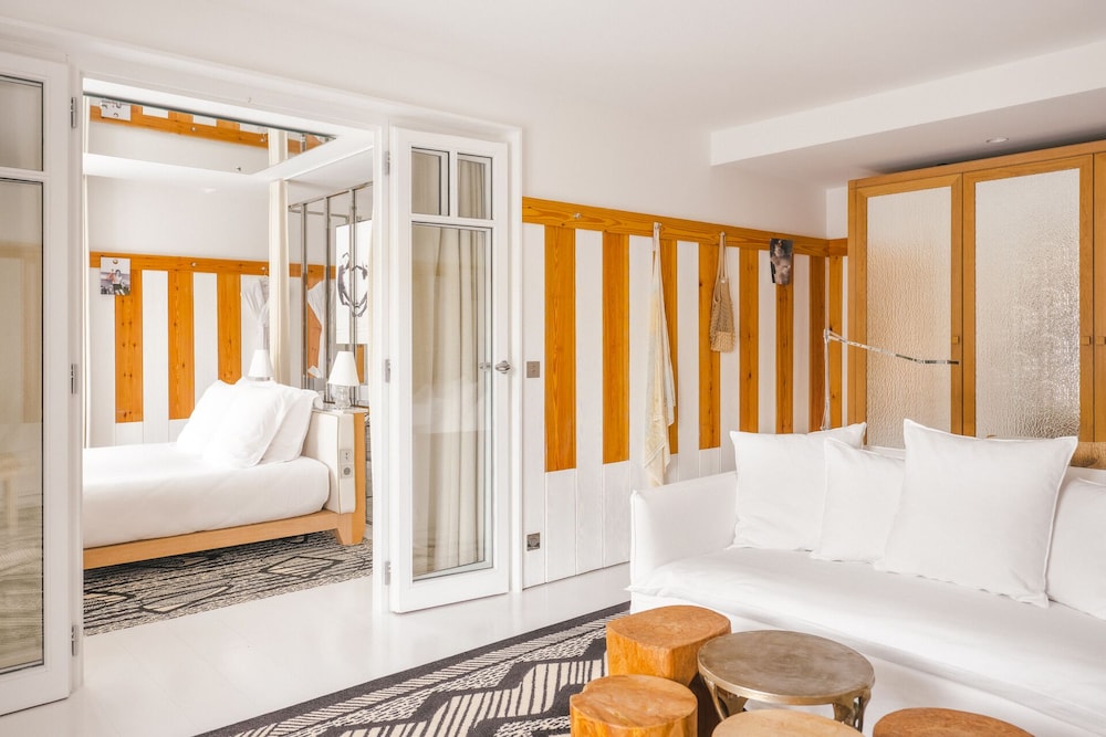 Suite - Photo 1