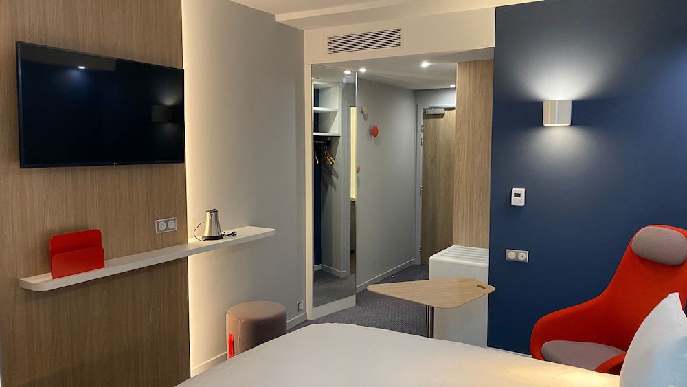 Standard Room, 1 Queen Bed (Free Breakfast) - Photo 4